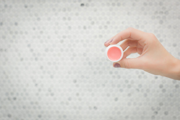 cream in a hand background image